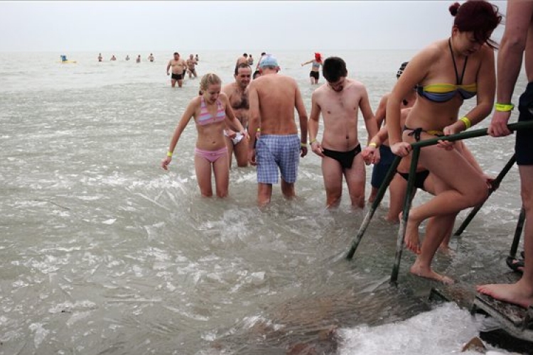 Csaknem kétszázan fürödtek az év első napján a jeges Balatonban Szigligetnél