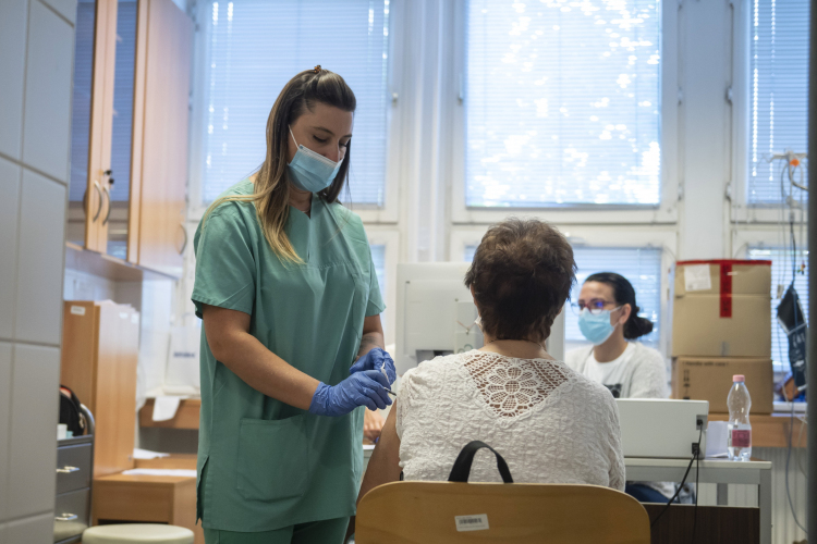 Kötelezővé tennék a védettségi igazolást az egészségügyben Romániában