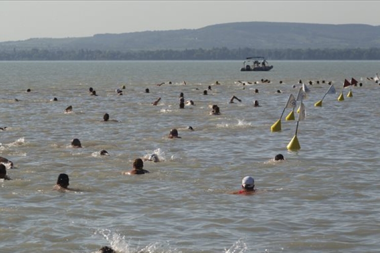 Több mint nyolcezren vettek részt az idei Balaton-átúszáson