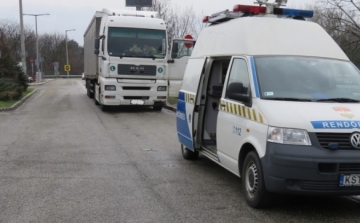 Rámennek a rendőrök a buszokra és a kamionokra